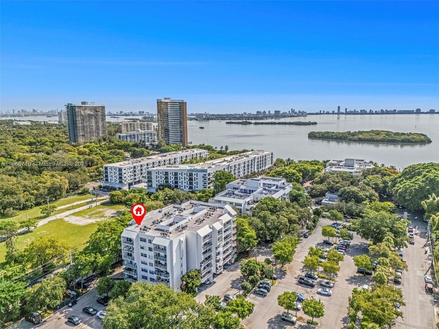 Incredible fully renovated unit! A paradise in the middle of the city, just 5 minutes from the Design District, 10 from Wynwood, with super easy access, and only 5 minutes from the I-95 entrance.

Excellent community with waterfront pools, jacuzzi, recreation area, gym, volleyball court, and BBQ grills.

Sustainable community with 24-hour security and covered parking garage.