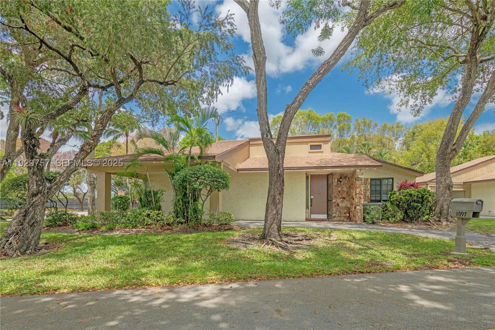 8097 Royal Palm Cir