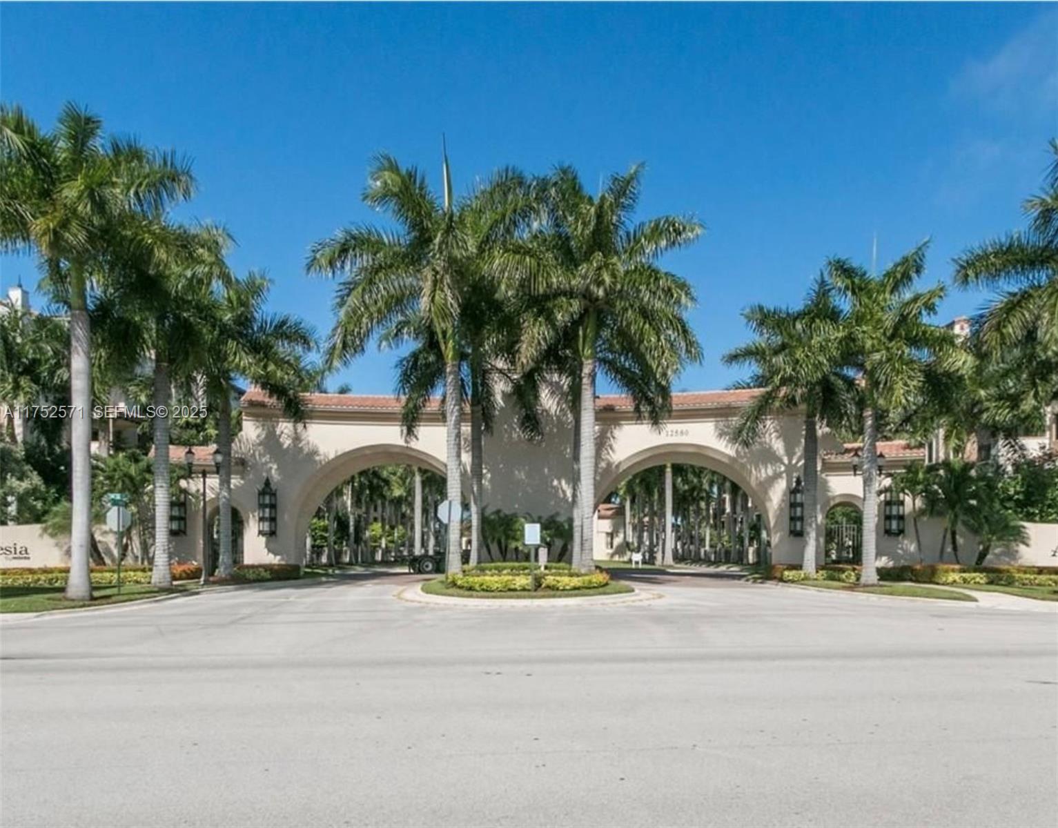 SAWGRASS LAKES - Residential