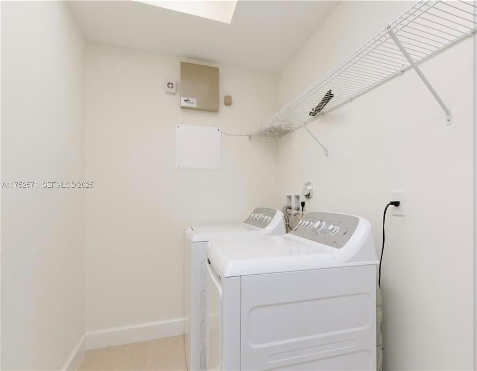 SAWGRASS LAKES - Residential