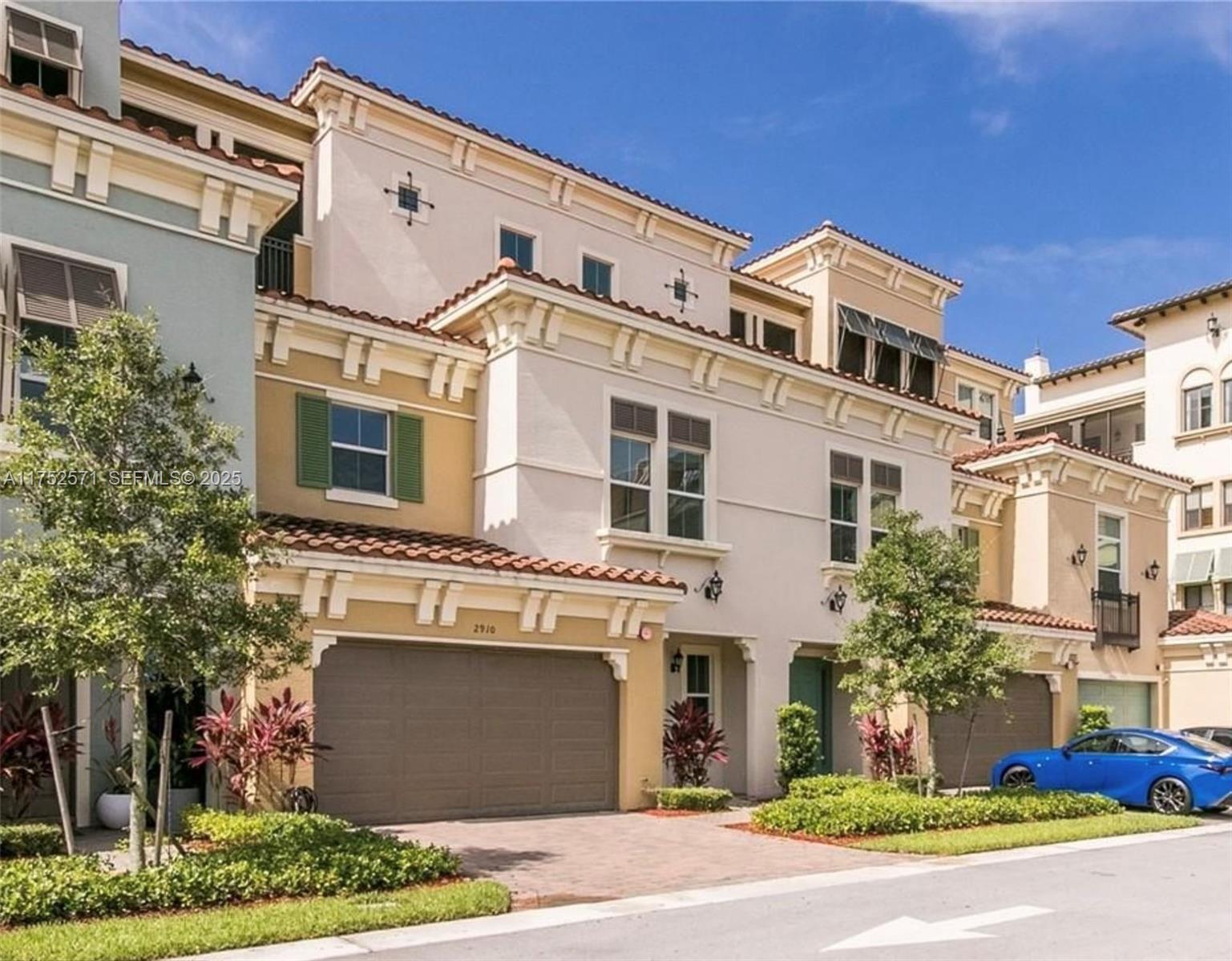 SAWGRASS LAKES - Residential