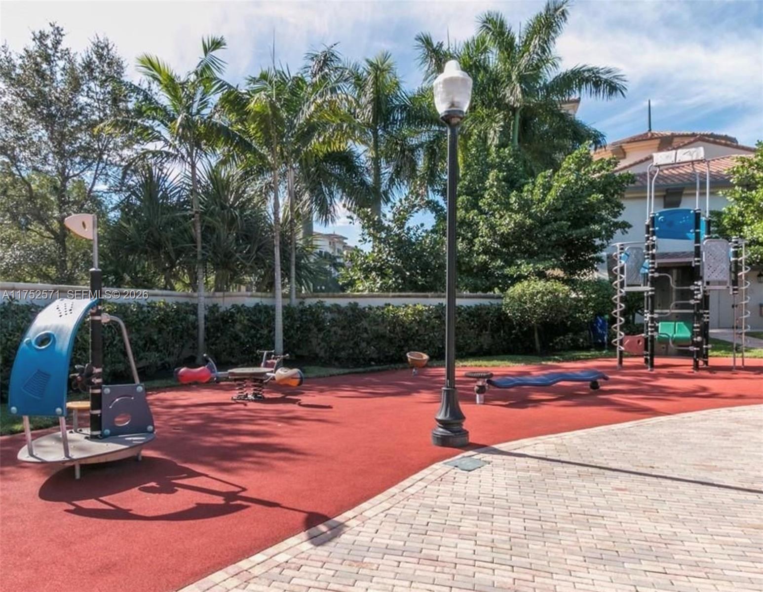 SAWGRASS LAKES - Residential