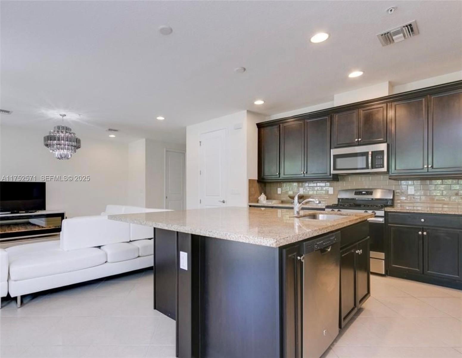 SAWGRASS LAKES - Residential