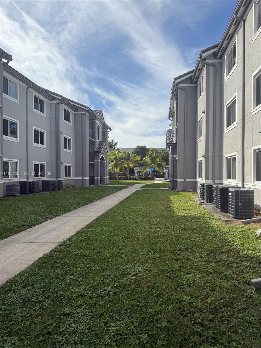 VISTA TRACE 8 CONDO - Residential