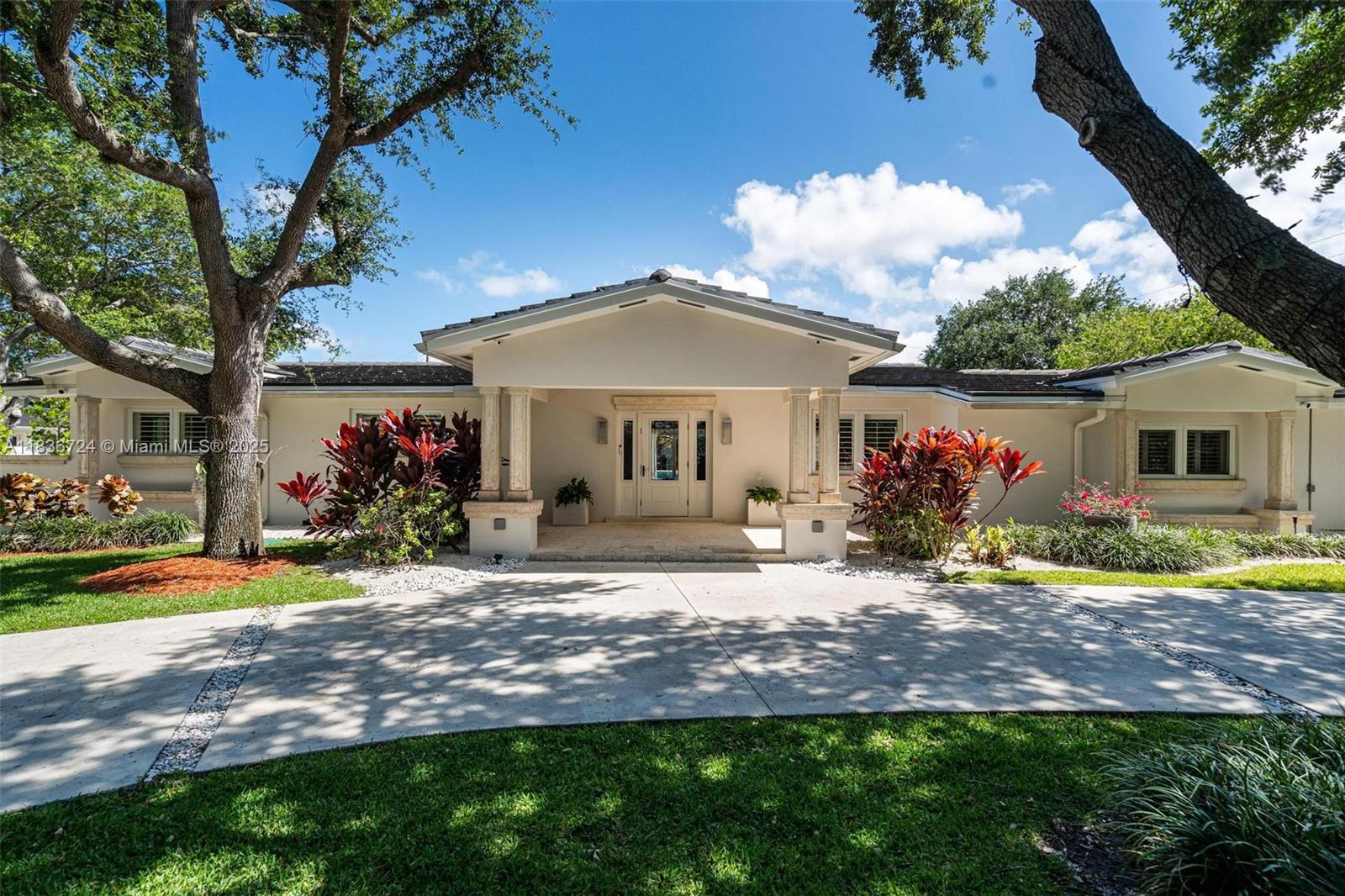 7160 SW 124th St, Pinecrest, FL, 33156/$2,375,000 2 7160 SW 124th St