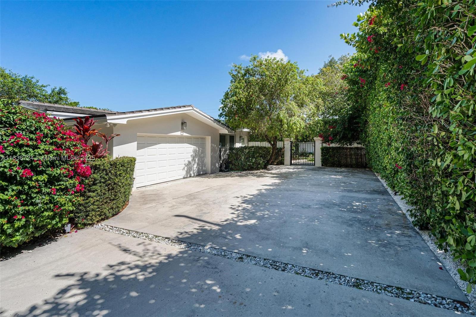 7160 SW 124th St, Pinecrest, FL, 33156/$2,375,000 4 7160 SW 124th St
