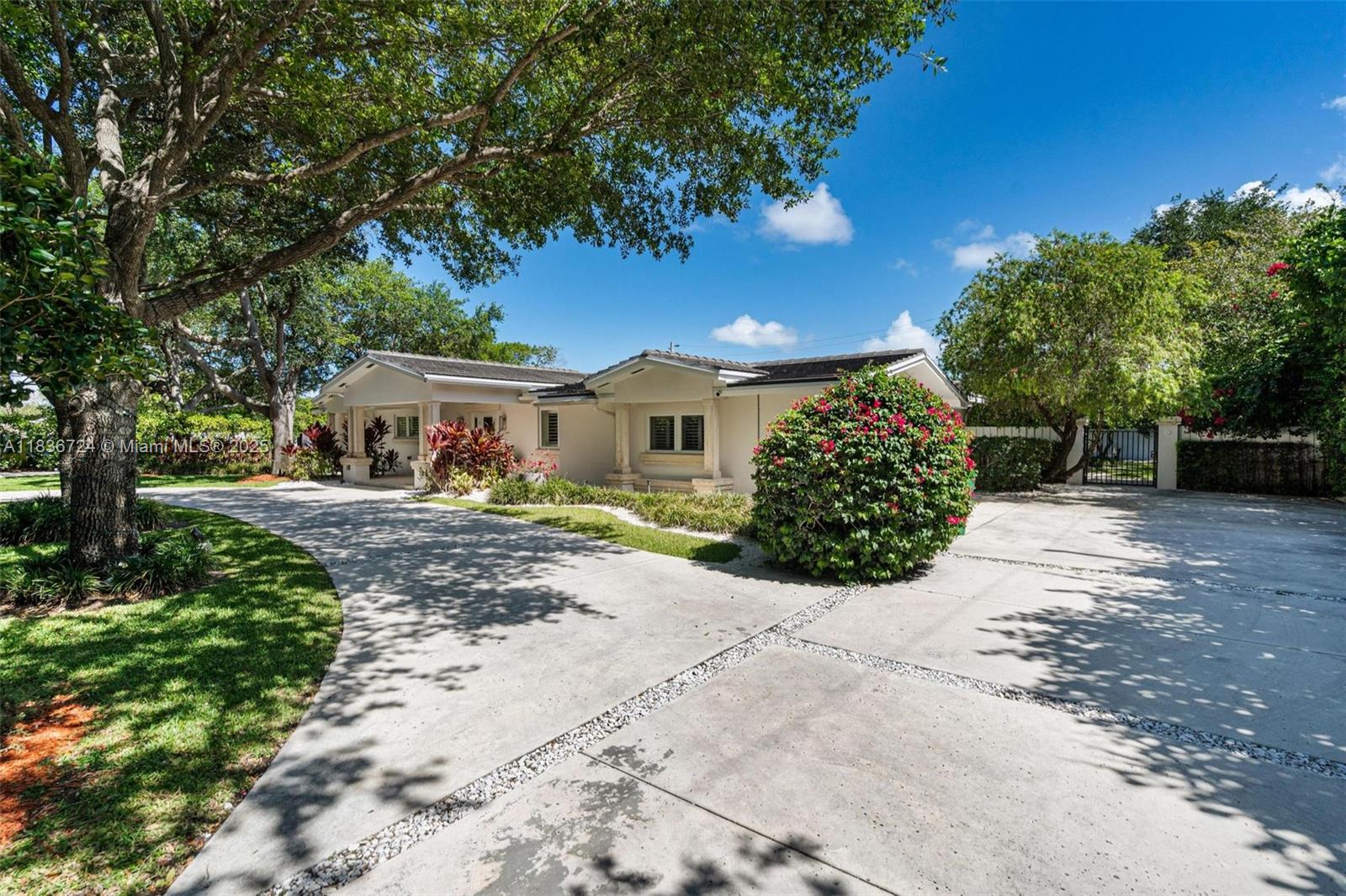 7160 SW 124th St, Pinecrest, FL, 33156/$2,375,000 3 7160 SW 124th St