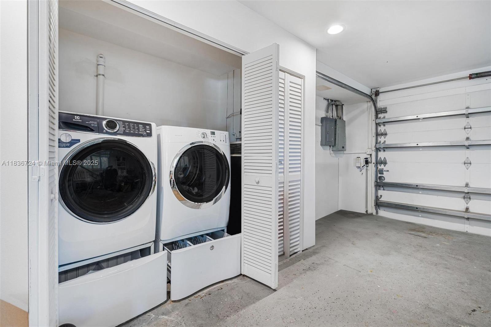 HALLMARK HGTS ESTS 6TH ADD - Residential