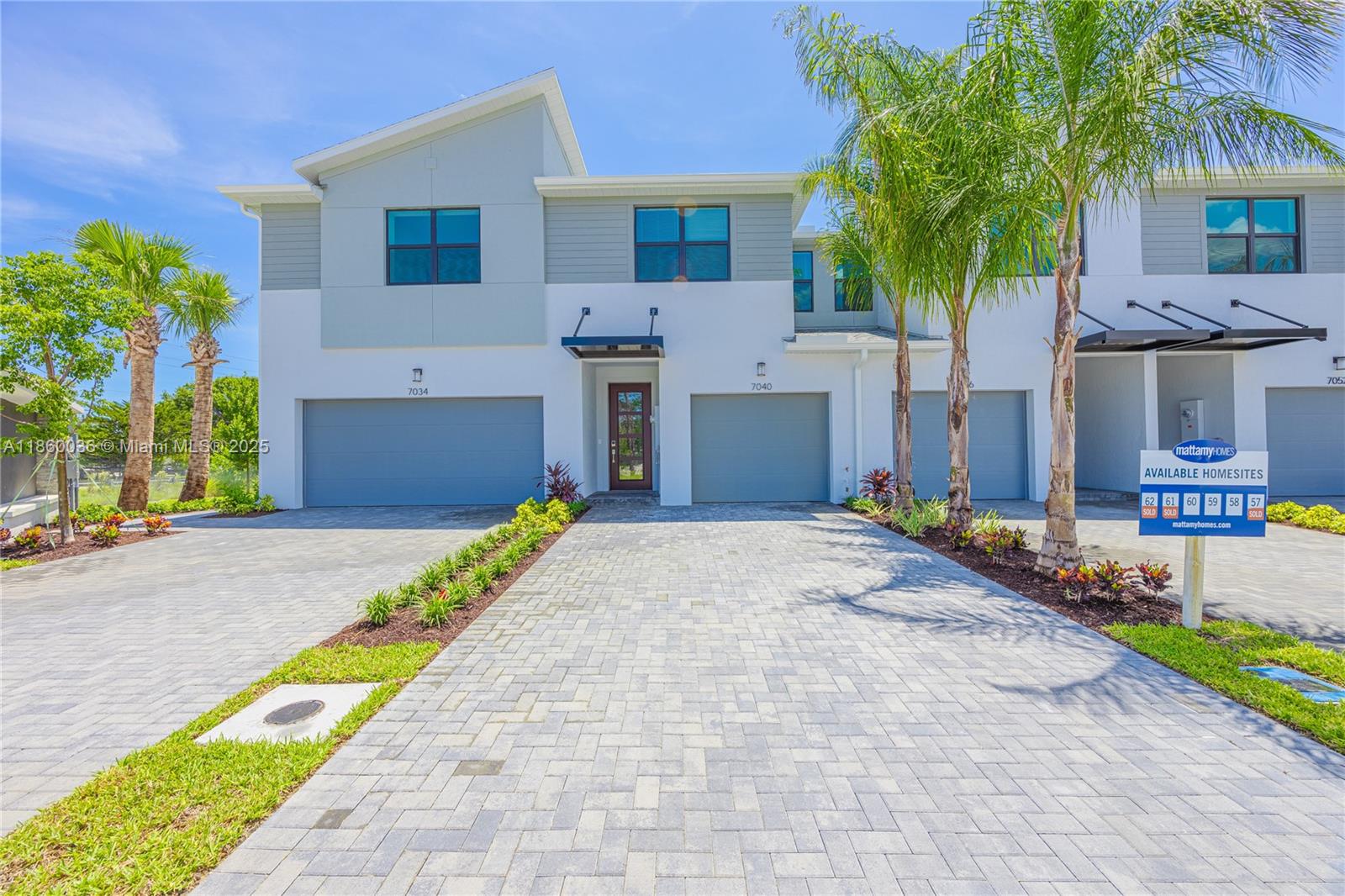 Beautiful townhouse in excellent condition, located in the highly sought-after Greenacres area. It features 3 bedrooms, 2.5 bathrooms, and an open-concept living and dining area with plenty of natural light. The modern kitchen offers ample cabinet space, updated appliances, and a breakfast area. The master bedroom includes a walk-in closet and a private bathroom. Enjoy the spacious backyard, perfect for gatherings, gardening, or relaxing. Conveniently located near shops, restaurants, parks, and top-rated schools. Move-in ready and ready to become your new home!