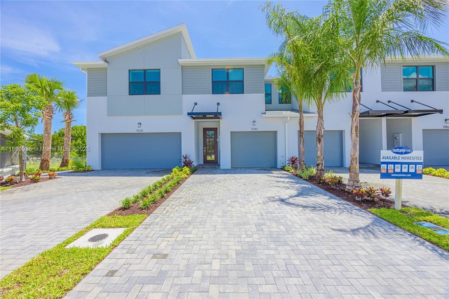 Beautiful townhouse in excellent condition, located in the highly sought-after Greenacres area. It features 3 bedrooms, 2.5 bathrooms, and an open-concept living and dining area with plenty of natural light. The modern kitchen offers ample cabinet space, updated appliances, and a breakfast area. The master bedroom includes a walk-in closet and a private bathroom. Enjoy the spacious backyard, perfect for gatherings, gardening, or relaxing. Conveniently located near shops, restaurants, parks, and top-rated schools. Move-in ready and ready to become your new home!