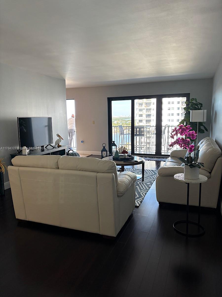 SUMMIT CONDO - Residential