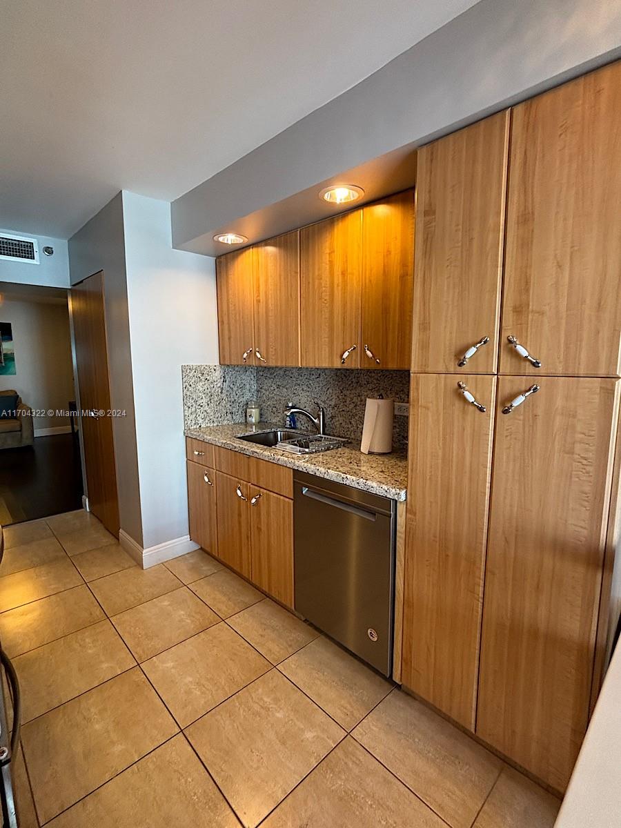 SUMMIT CONDO - Residential