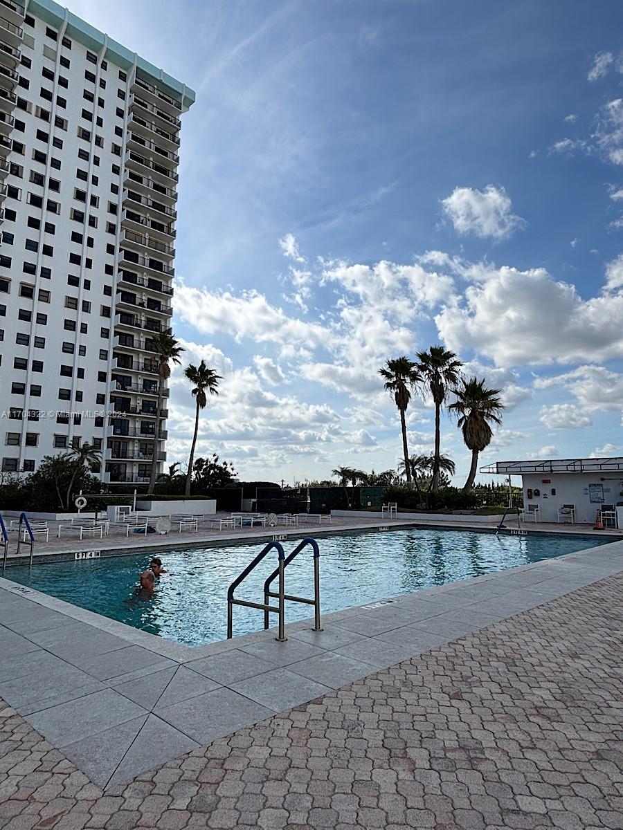 SUMMIT CONDO - Residential