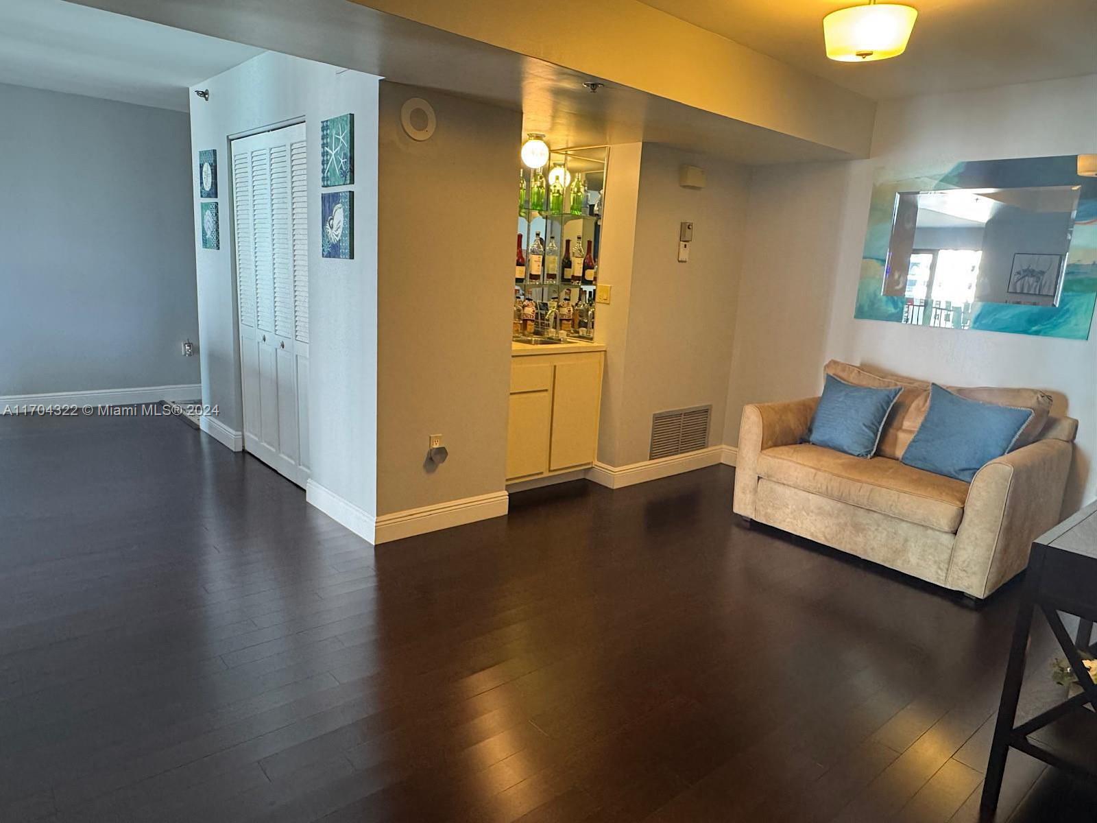 SUMMIT CONDO - Residential
