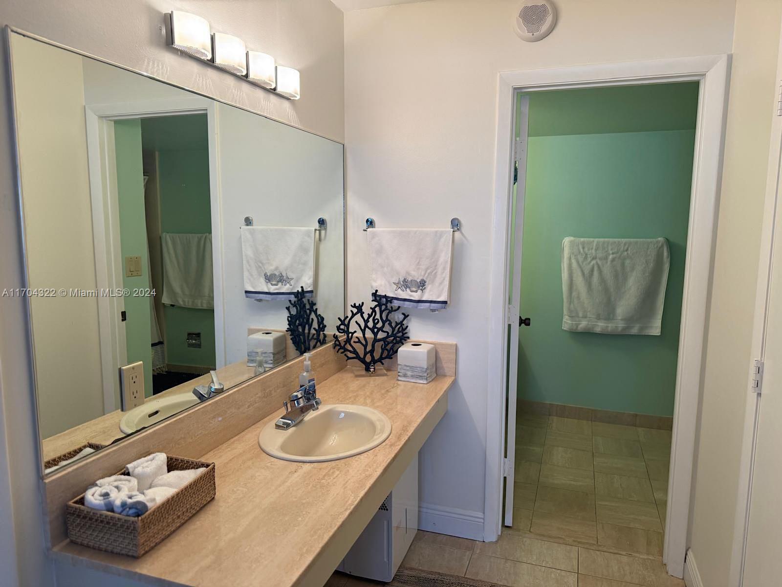 SUMMIT CONDO - Residential