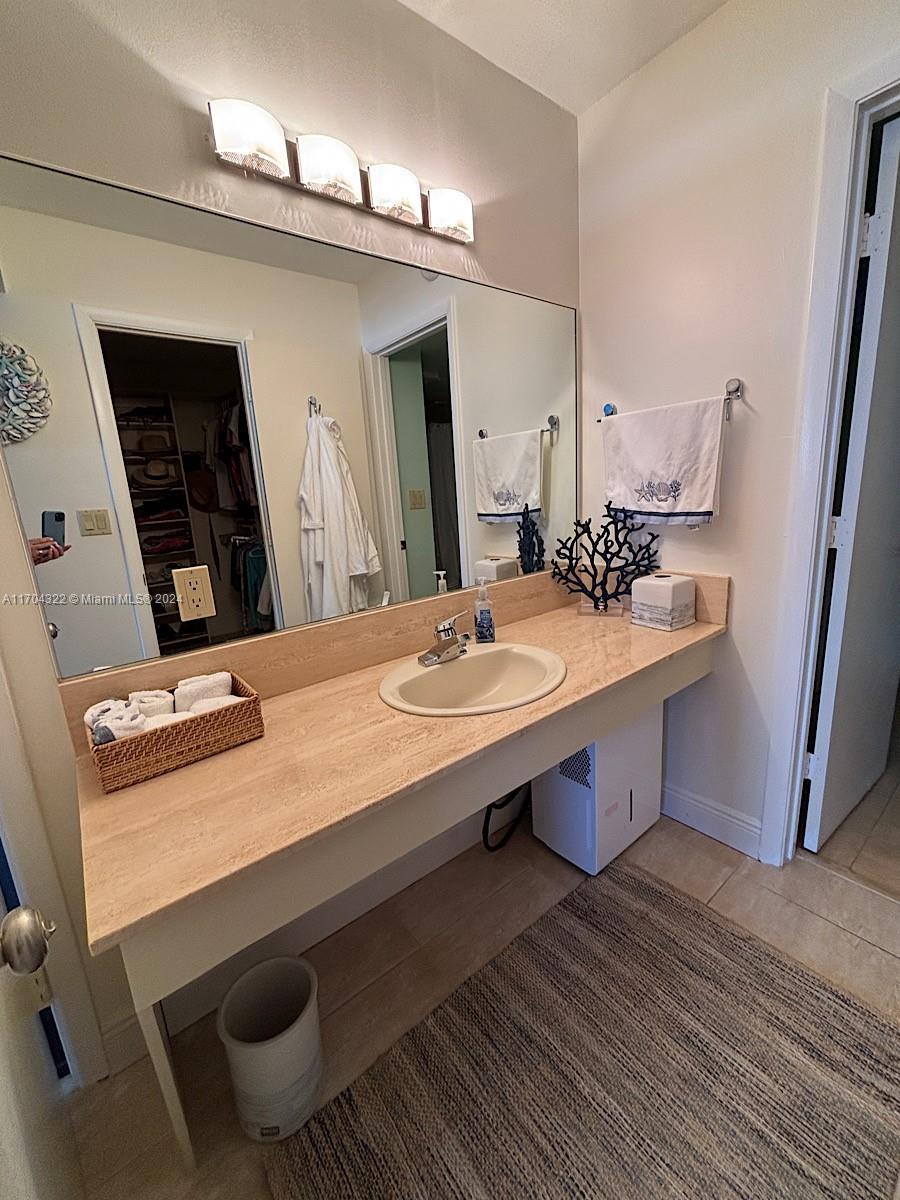 SUMMIT CONDO - Residential