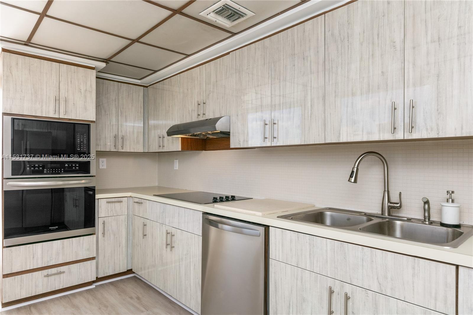 THE PALACE CONDO - Residential