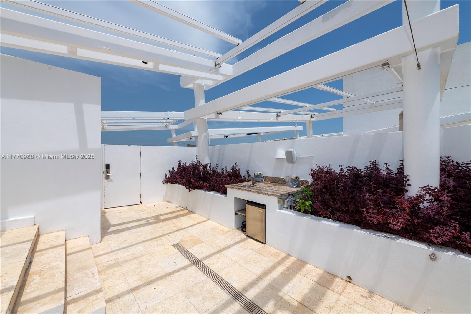 1437 Collins Ave PH26