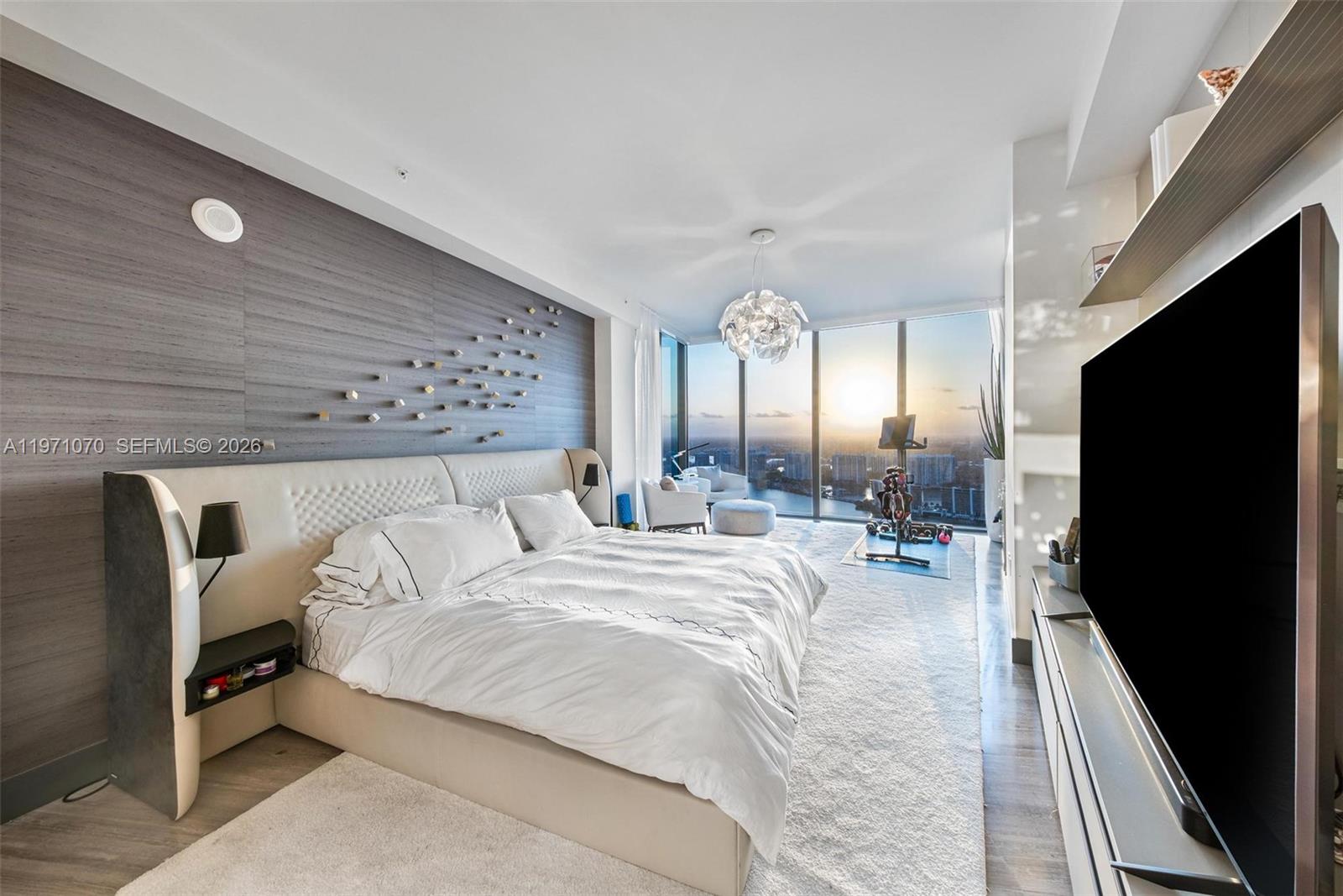 18555 COLLINS AVENUE COND - Residential