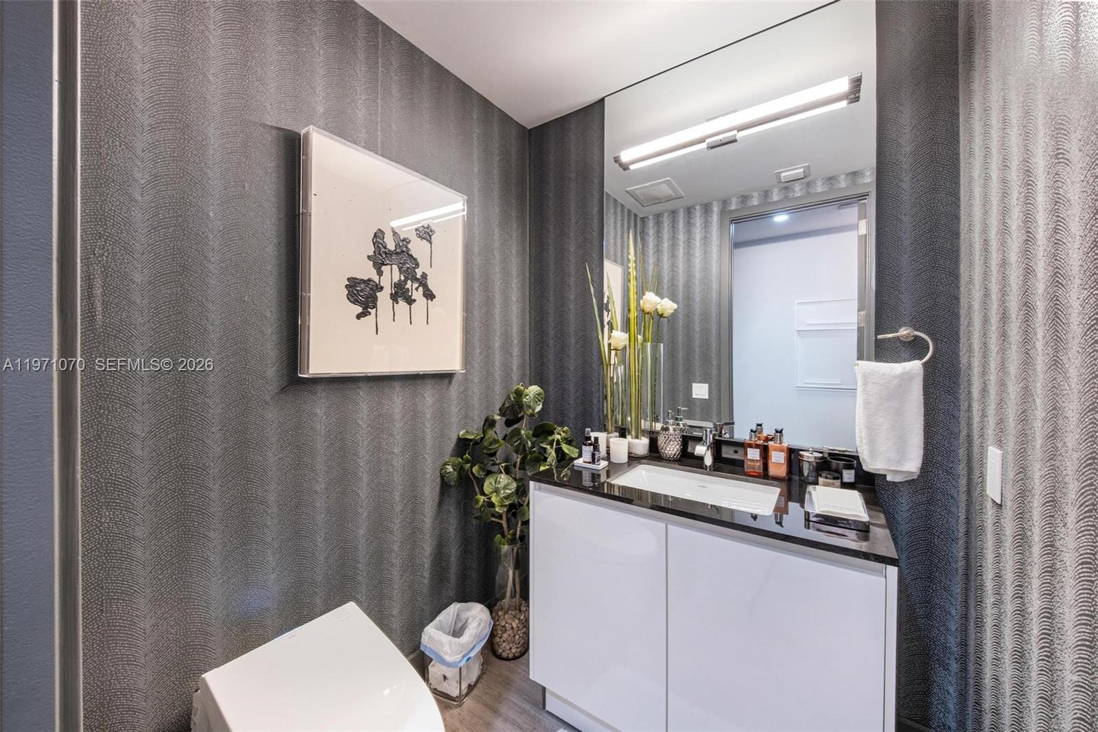 18555 COLLINS AVENUE COND - Residential