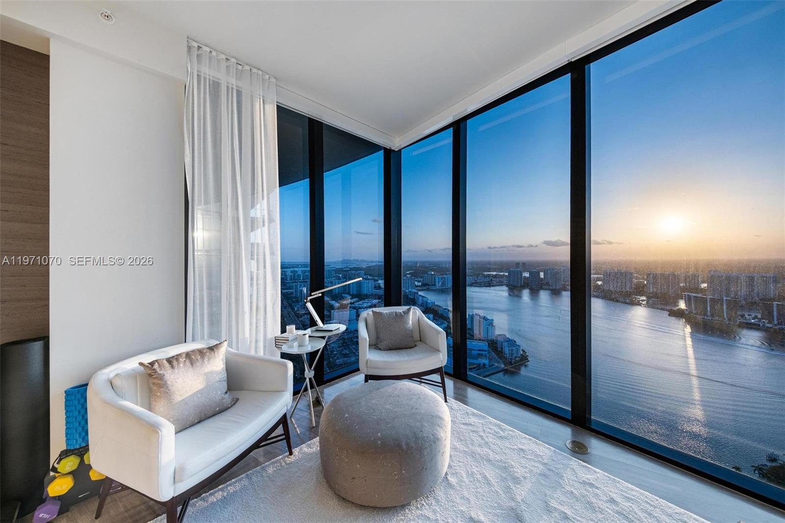 18555 COLLINS AVENUE COND - Residential