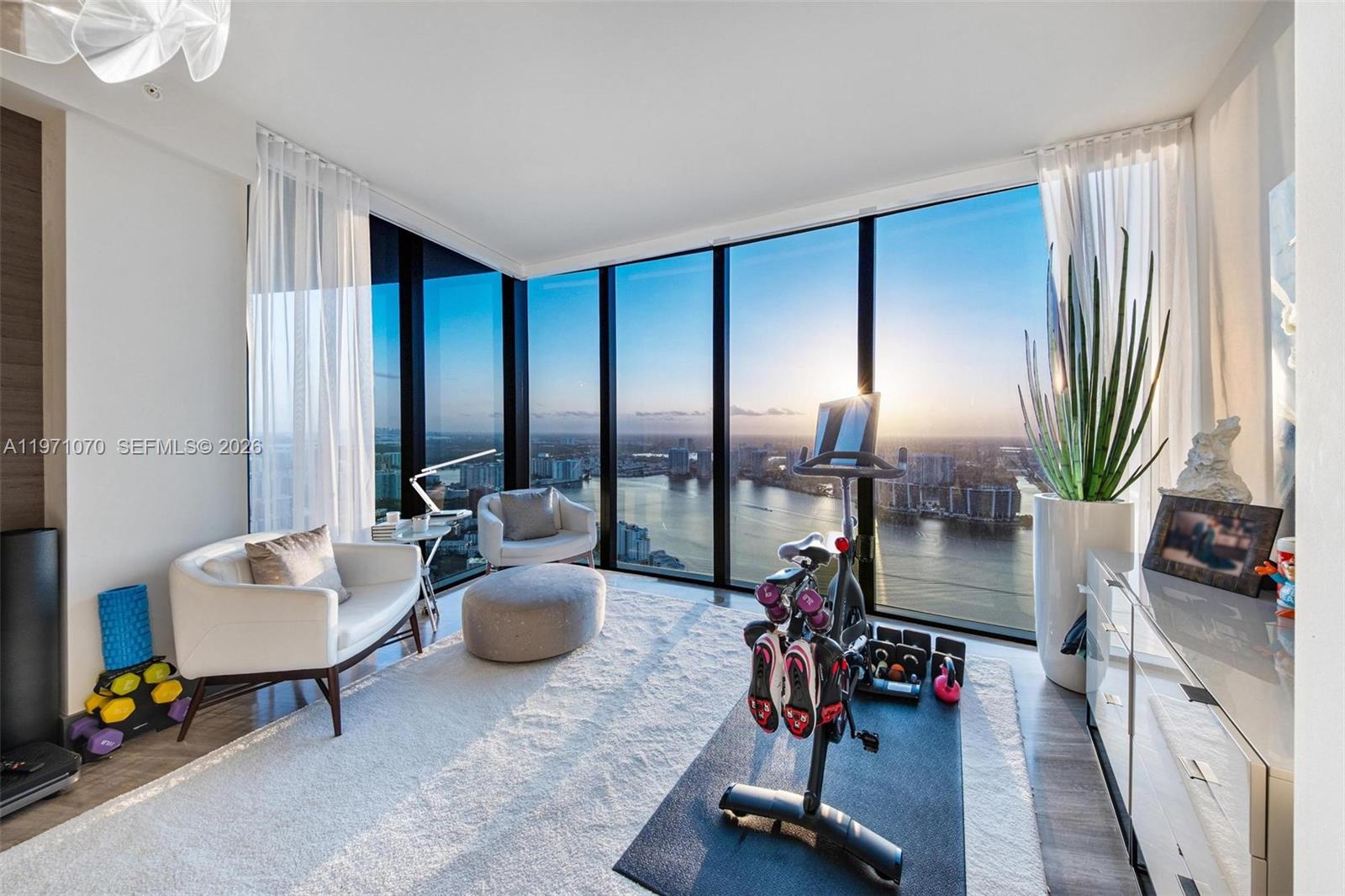 18555 COLLINS AVENUE COND - Residential