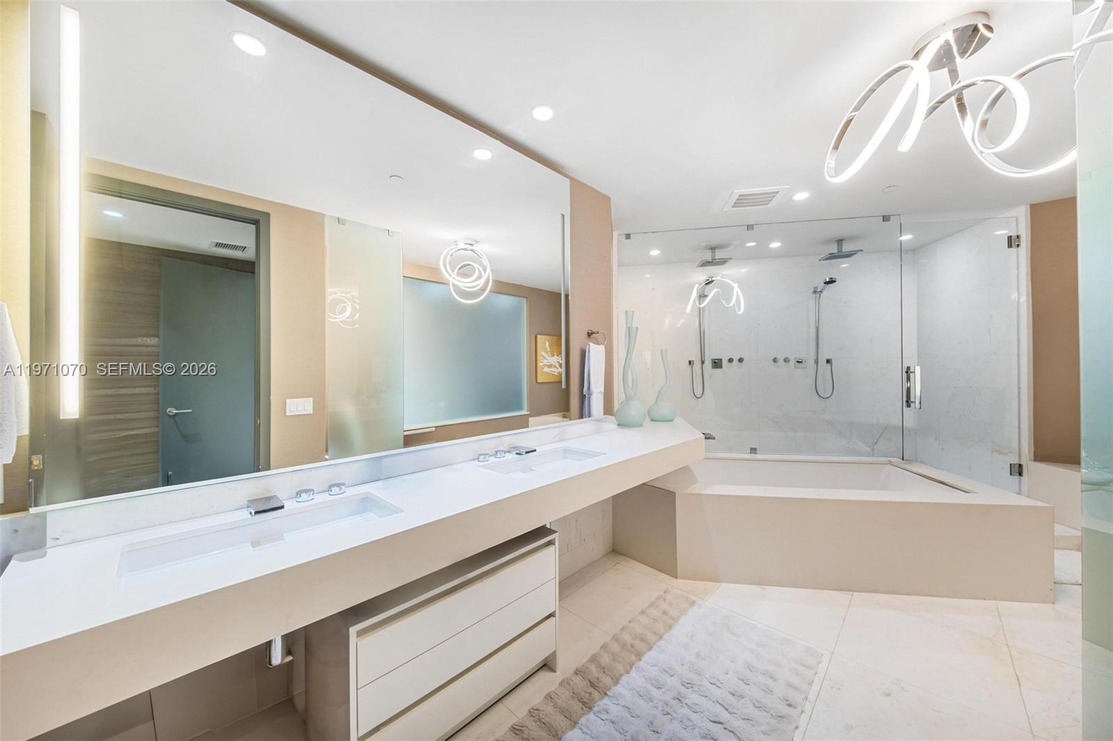 18555 COLLINS AVENUE COND - Residential