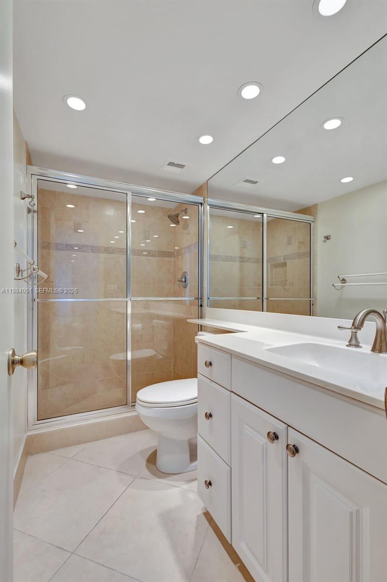 LAKE HARBOUR TOWERS CONDO - Residential