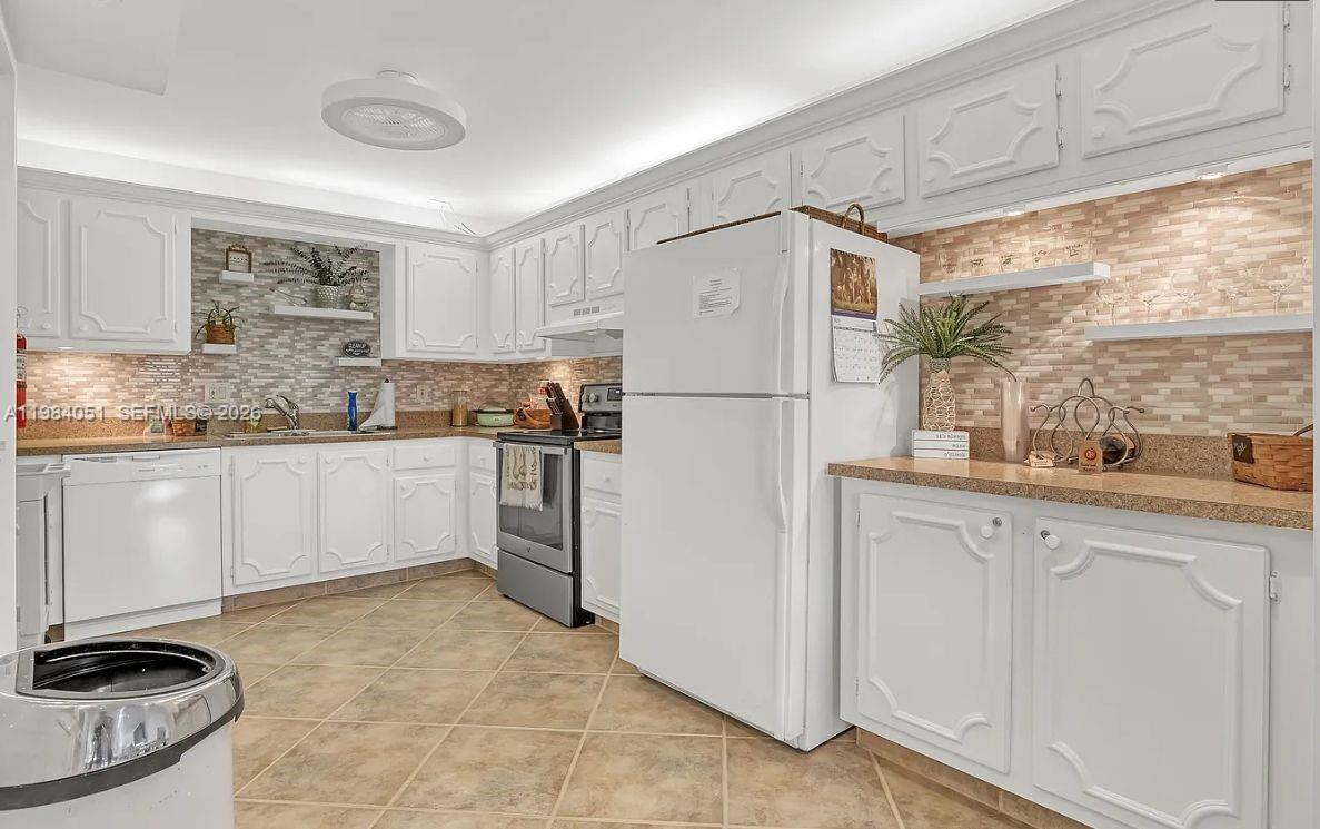 LAKE HARBOUR TOWERS CONDO - Residential