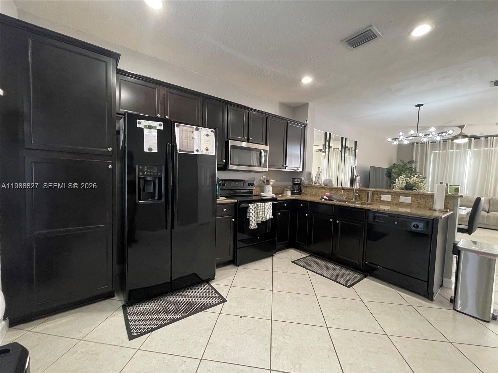 KENDALL COMMONS RESIDENTI - Residential Lease