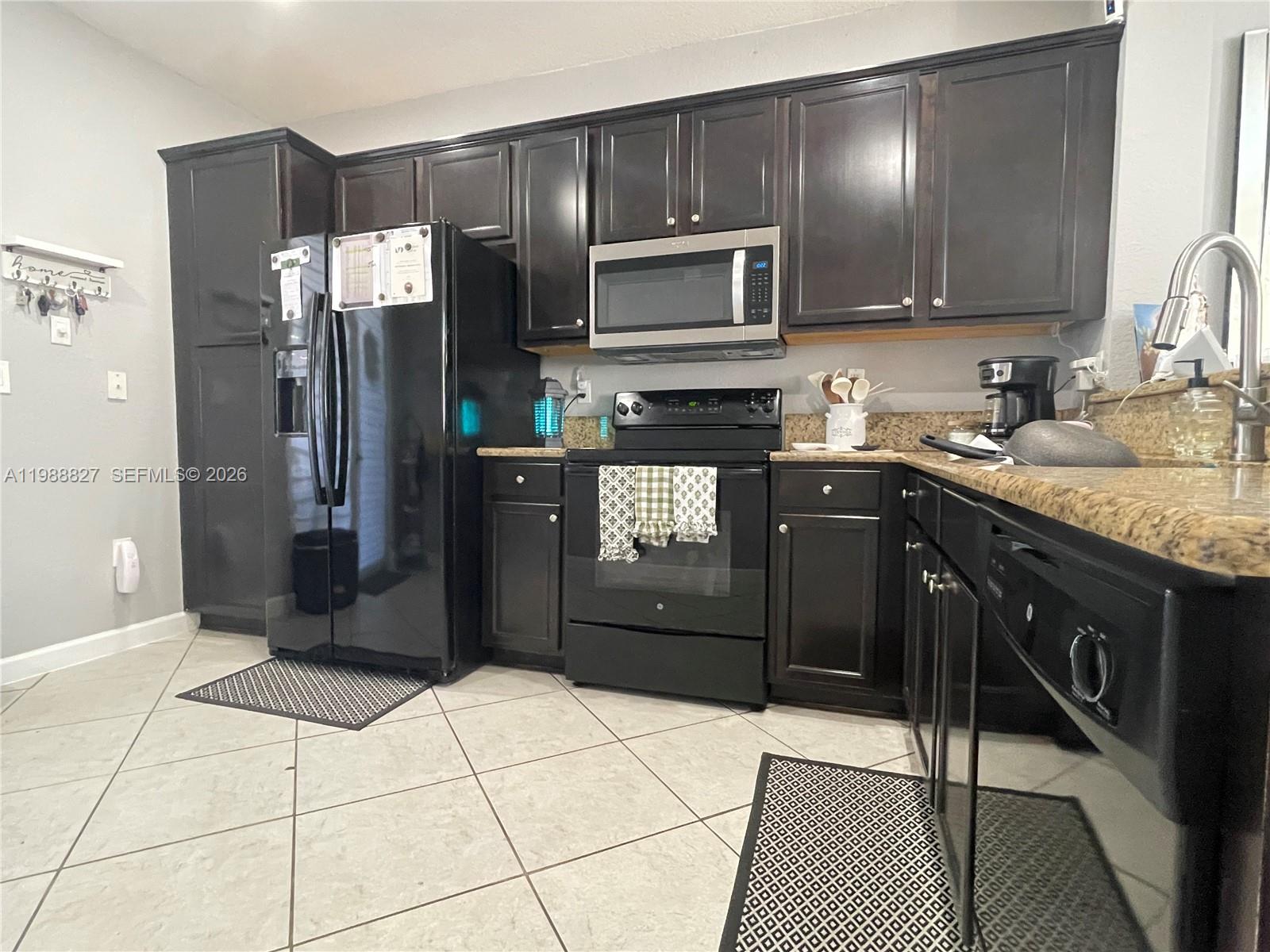 KENDALL COMMONS RESIDENTI - Residential Lease