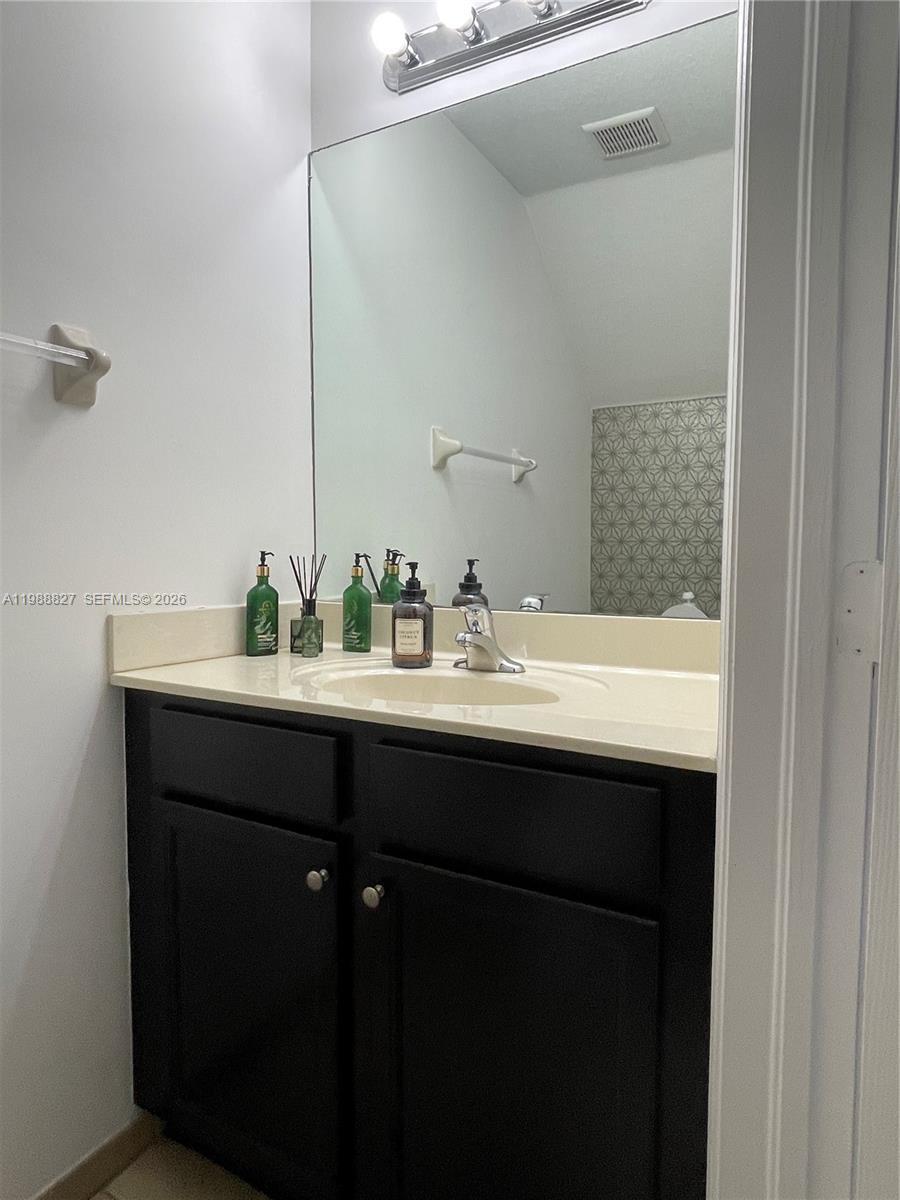 KENDALL COMMONS RESIDENTI - Residential Lease