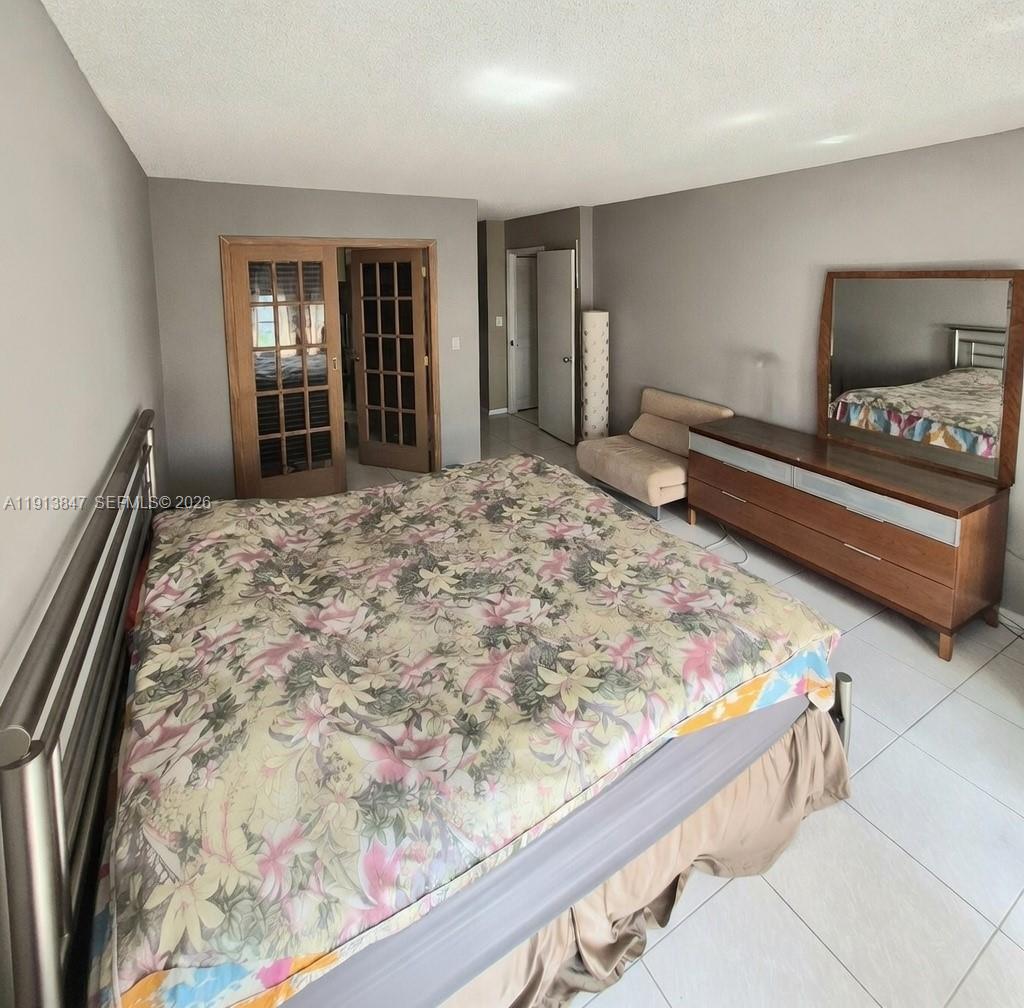 HALLMARK OF HOLLYWOOD CON - Residential