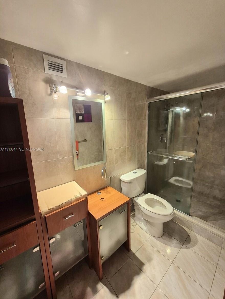 HALLMARK OF HOLLYWOOD CON - Residential