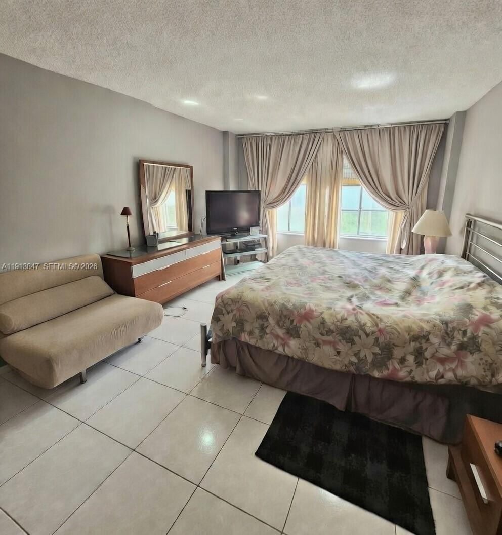 HALLMARK OF HOLLYWOOD CON - Residential