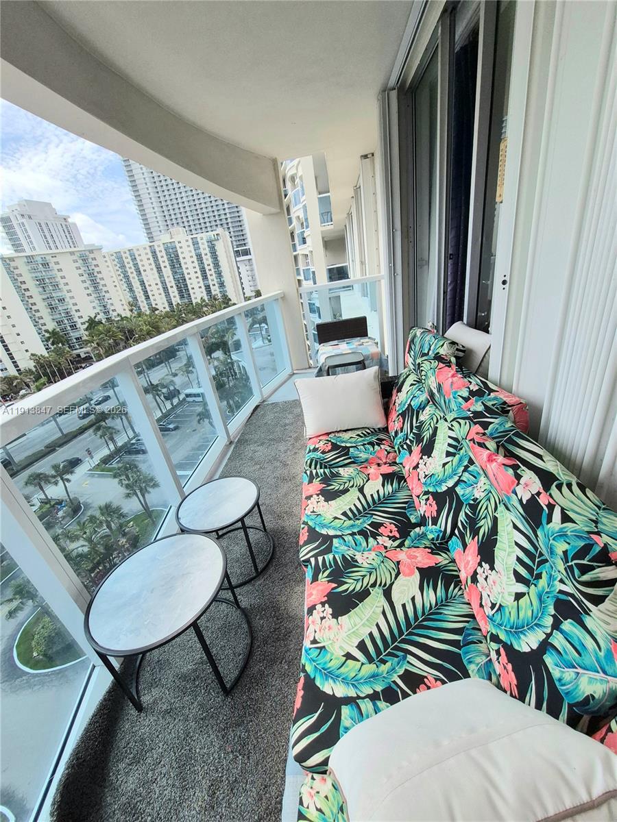 HALLMARK OF HOLLYWOOD CON - Residential