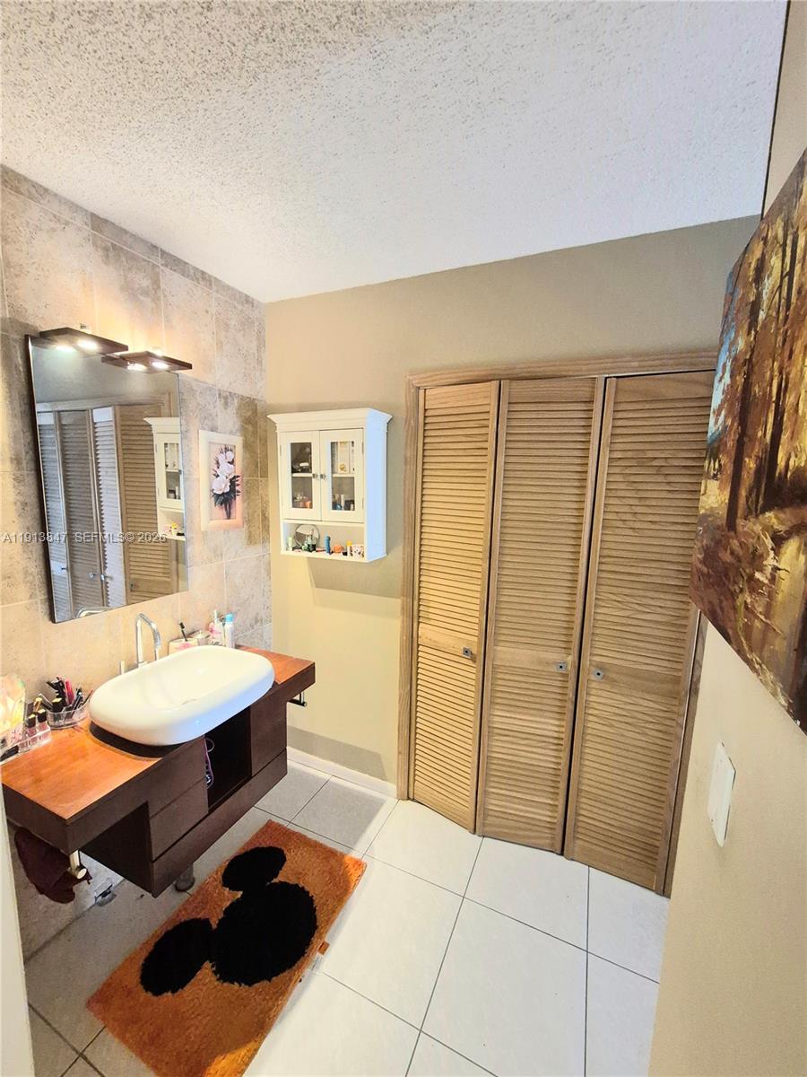 HALLMARK OF HOLLYWOOD CON - Residential