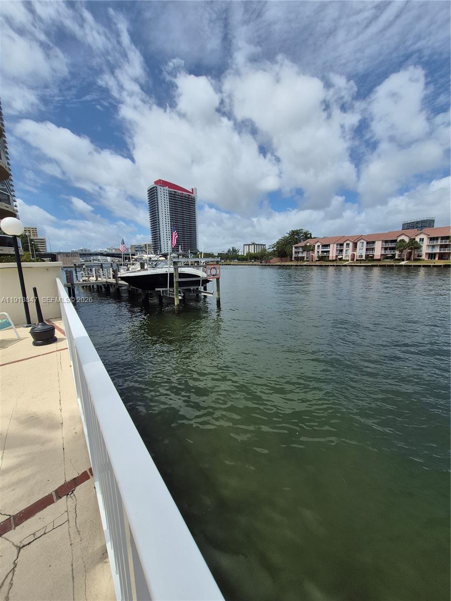 HALLMARK OF HOLLYWOOD CON - Residential