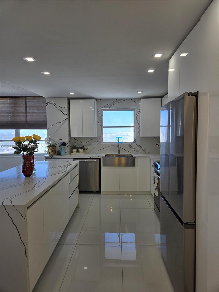 2750 NE 183rd St 2205 T