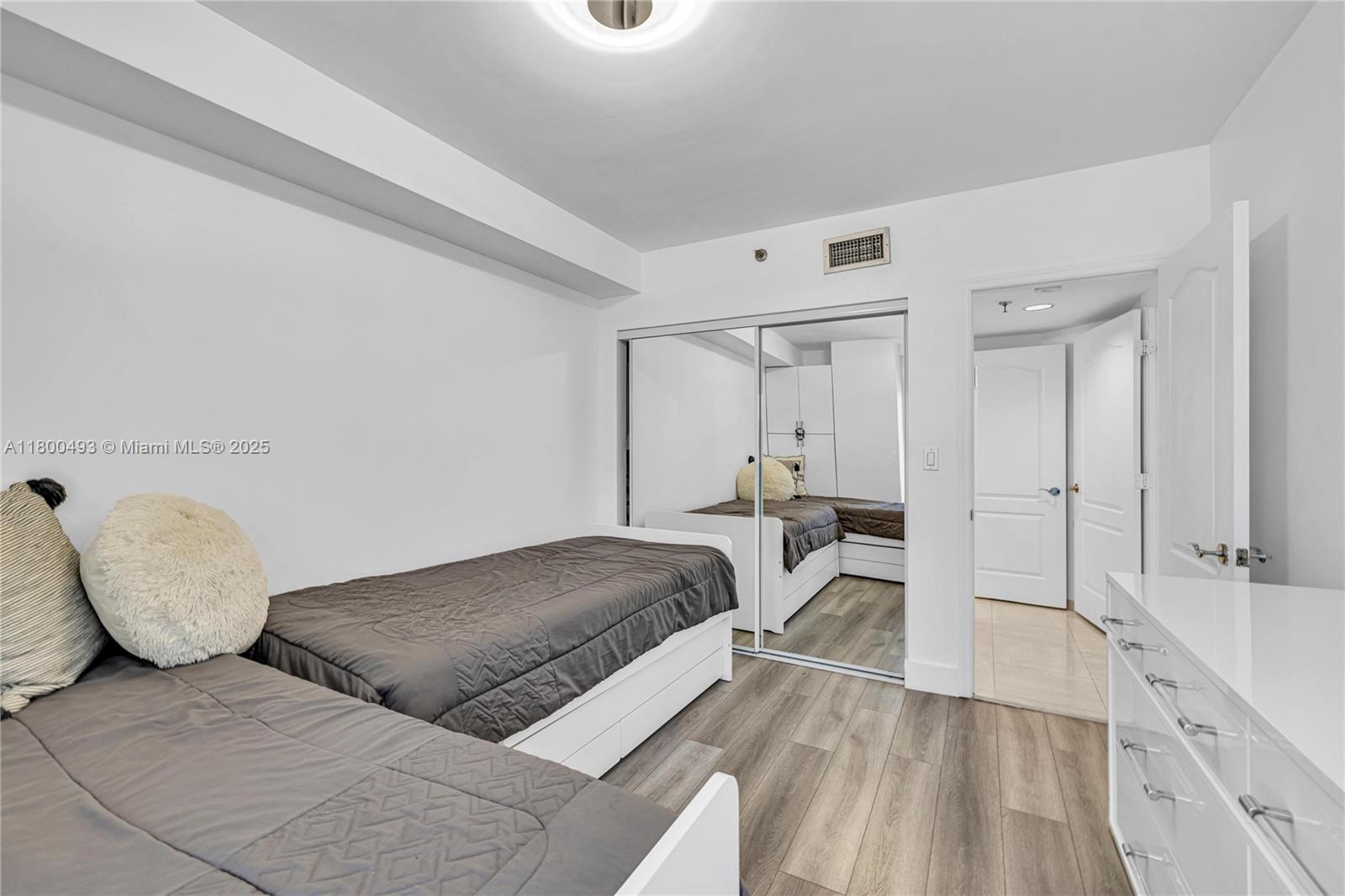 THE WAVES CONDO - Residential Lease