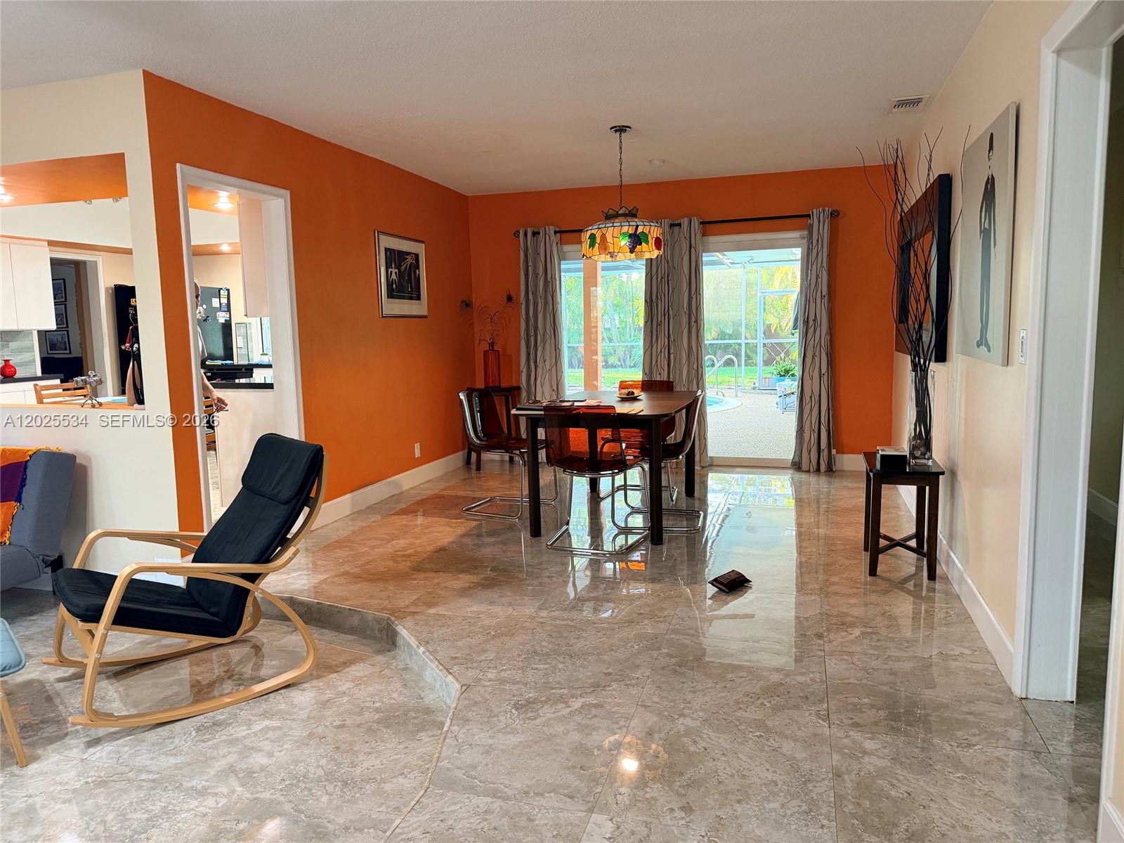HOLLYWOOD HILLS - Residential