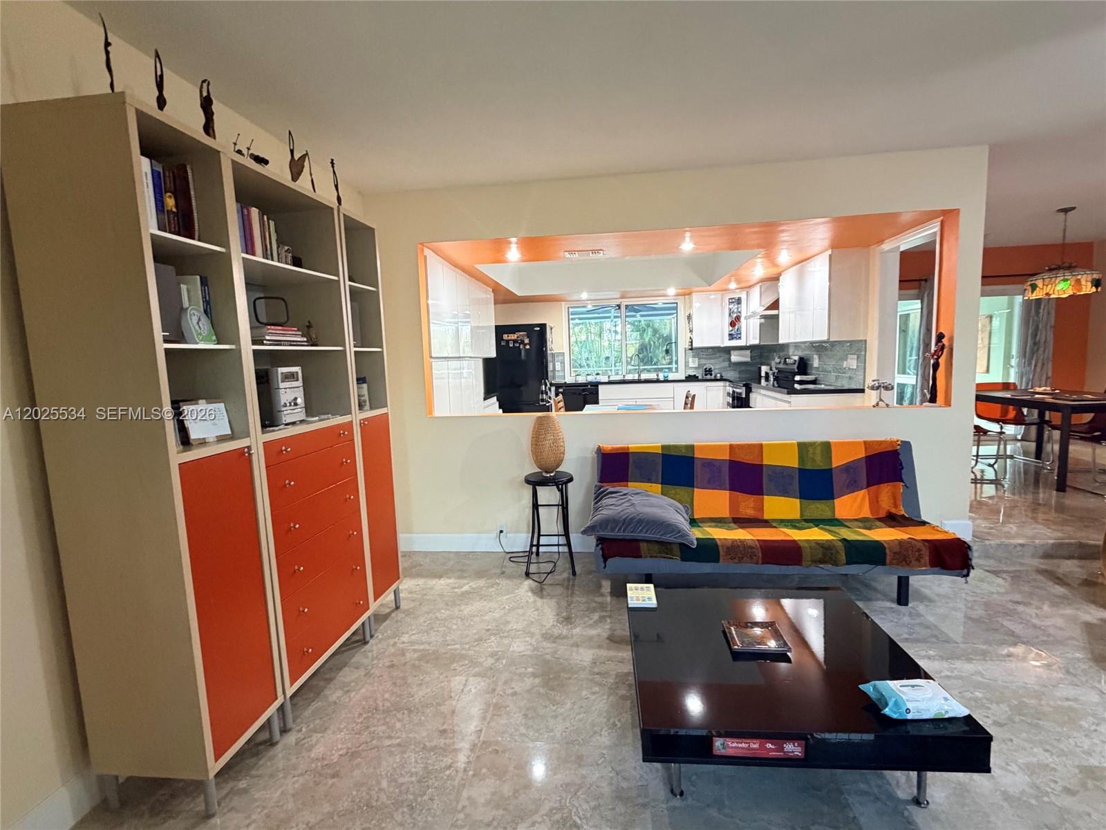 HOLLYWOOD HILLS - Residential