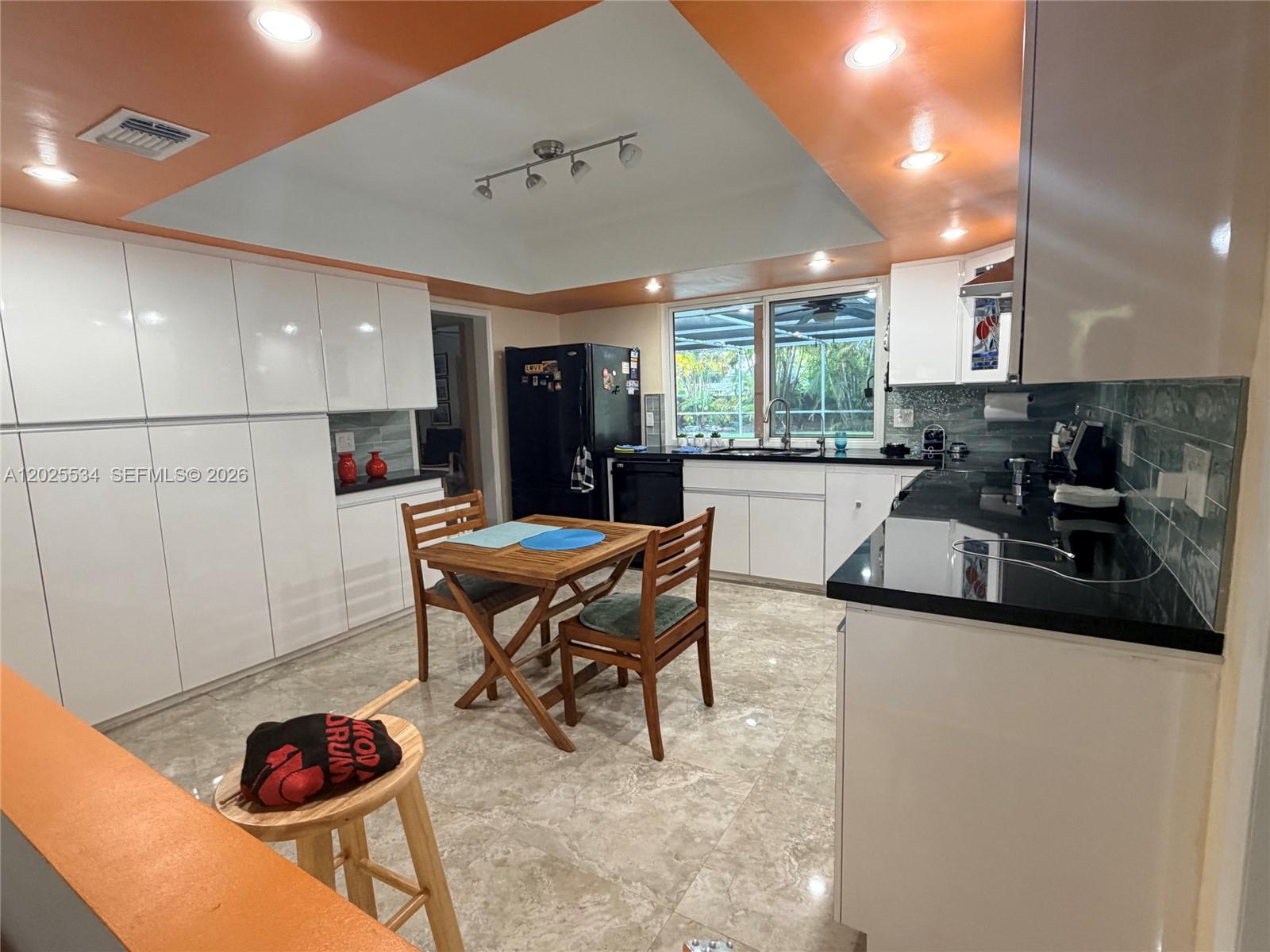 HOLLYWOOD HILLS - Residential