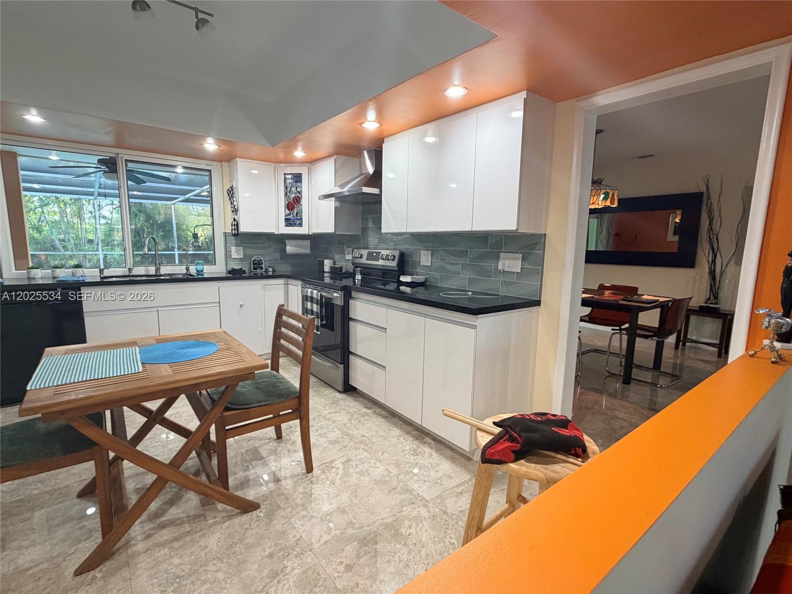 HOLLYWOOD HILLS - Residential