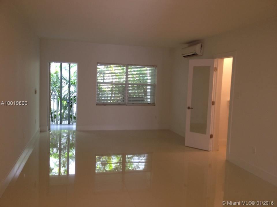 spacious studio , upgraded kitchen and floor , few steps from Lincoln Rd and the beach. Unit available to move in after February 16