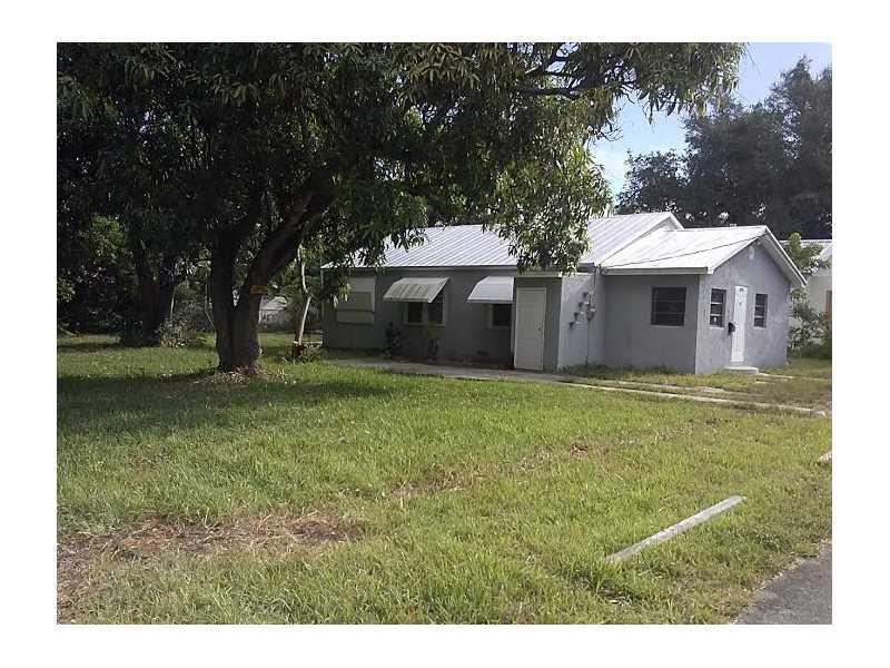 Nicely renovated 2 Bed, 1 bath house for rent, minutes away from Aventura. Freshly painted, wood floors, new kitchen countertops, double lot with plenty of space for enjoyment, fruit trees. Call today for more details.