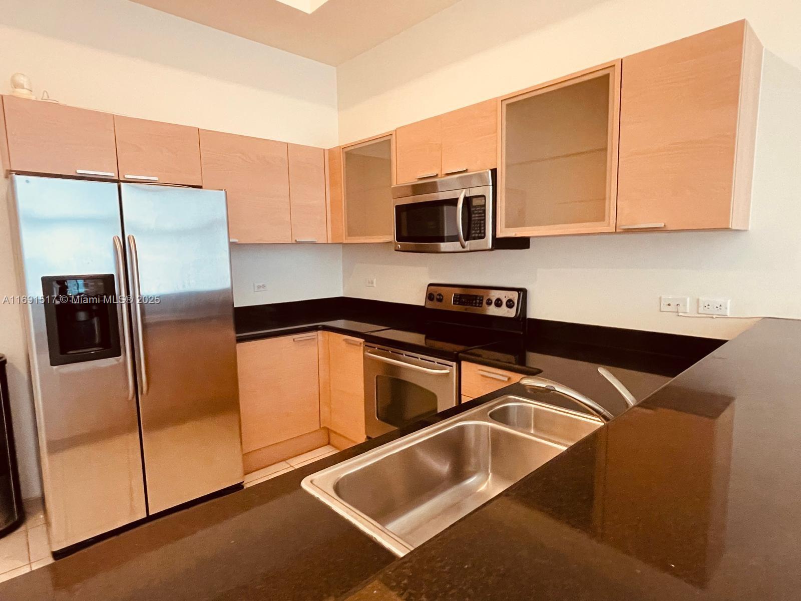 HOLLYWOOD STATION - Residential