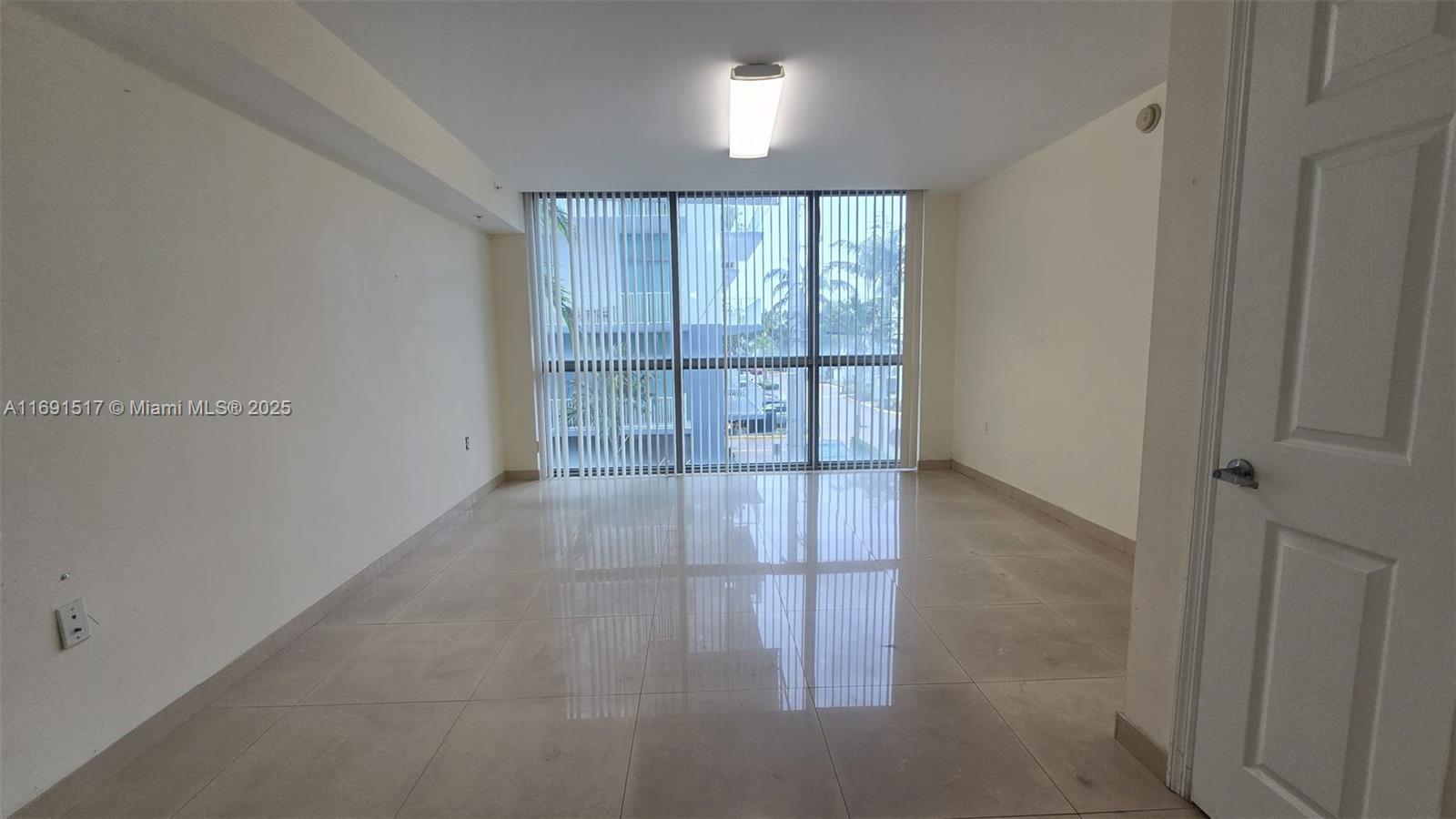 HOLLYWOOD STATION - Residential