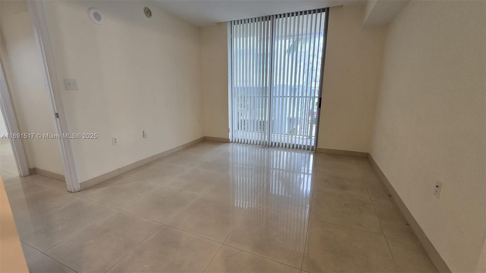 HOLLYWOOD STATION - Residential