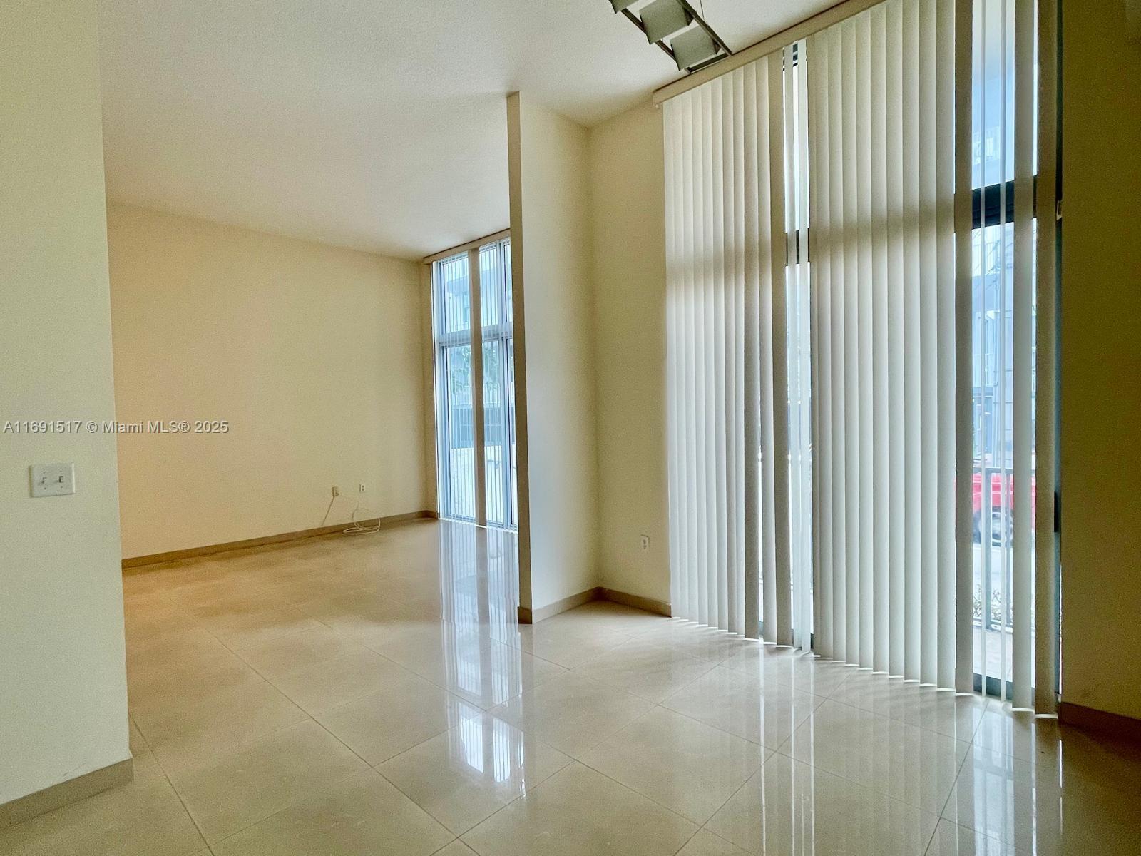 HOLLYWOOD STATION - Residential
